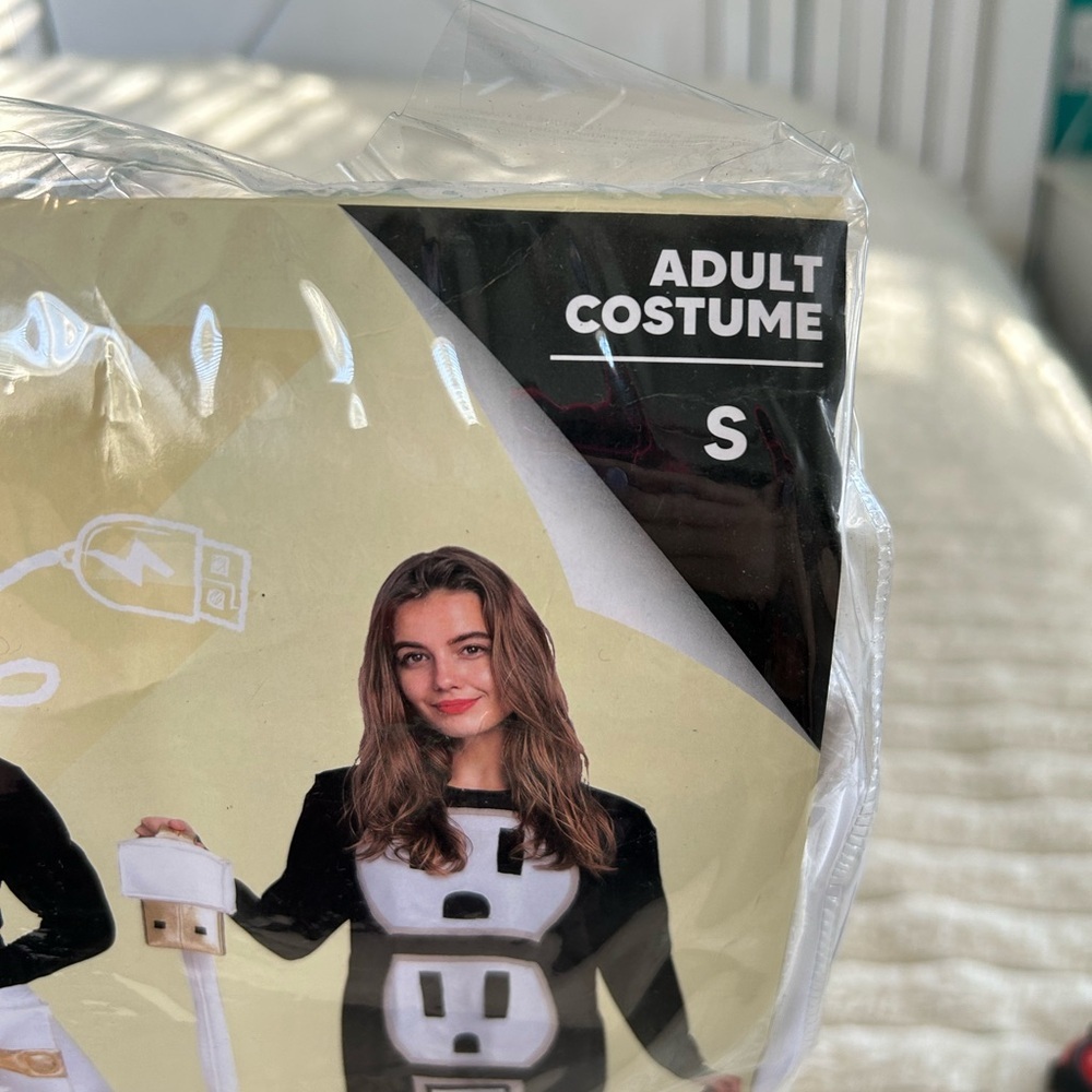 New Adult Plug and Socket Costume - Picture 2 of 6